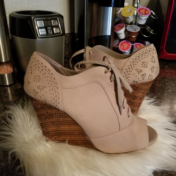 Gianni Bini Shoes - Nwot Gianni bini peep toe taupe booties 10